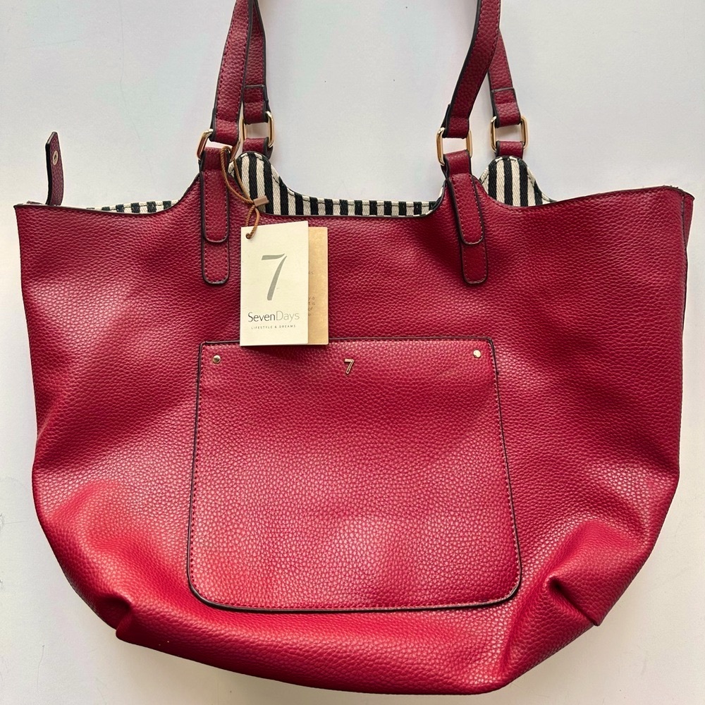 ⚡️⚡️❤️❤️Seven Days vegan leather red bag. NWT. 2 pieces. Make up bag included.
